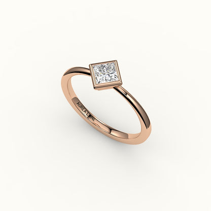 Conjunto de brújula con bisel de corte princesa y engaste de anillo