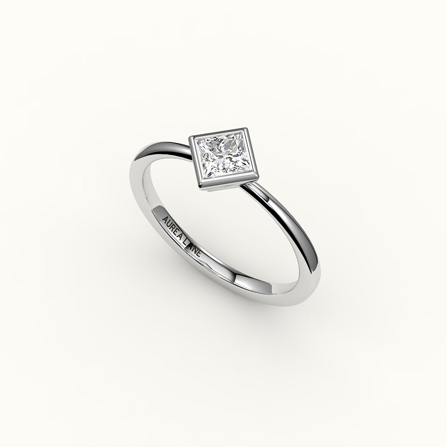 Conjunto de brújula con bisel de corte princesa y engaste de anillo