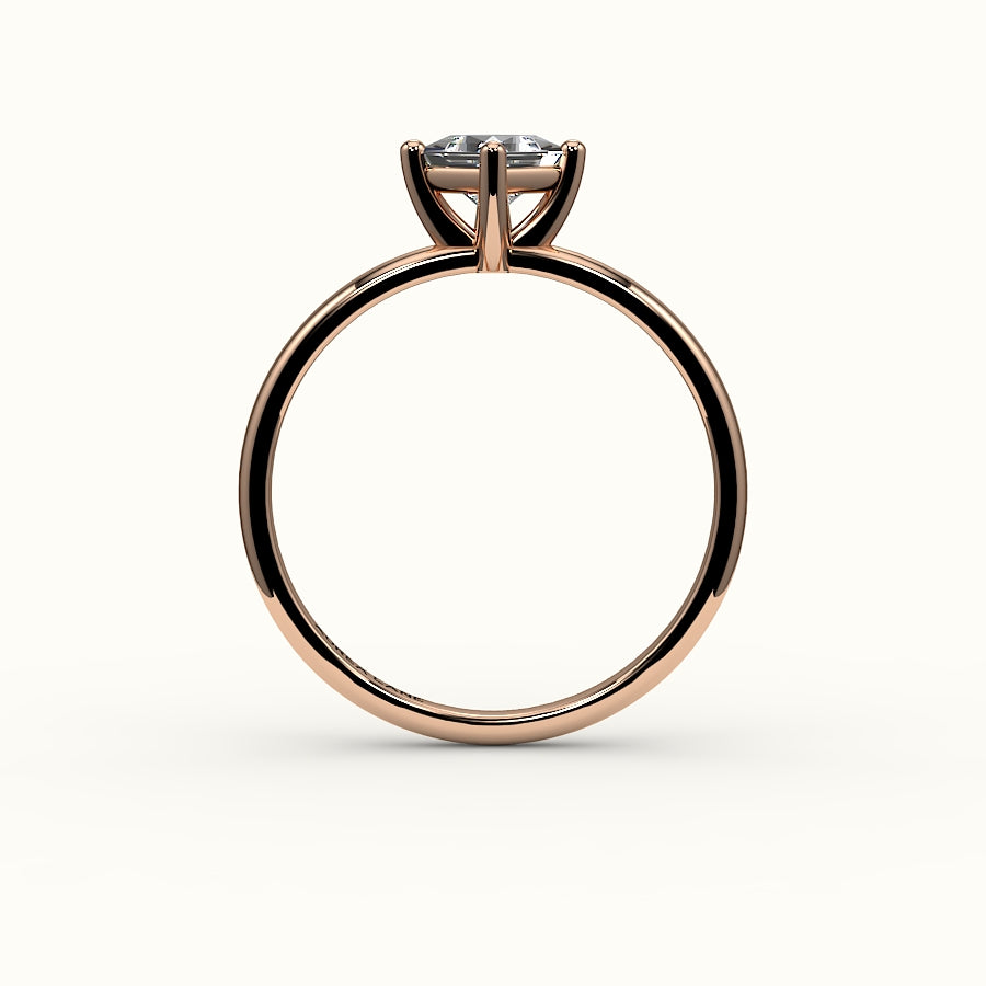 Anillo solitario de corte princesa con brújula