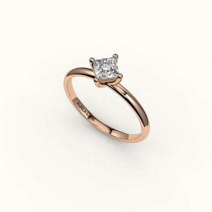 Anillo solitario de corte princesa con brújula