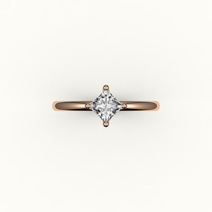 Anillo solitario de corte princesa con brújula