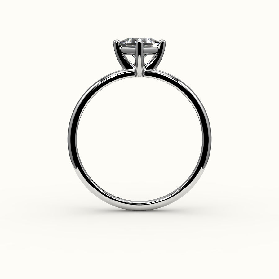 Anillo solitario de corte princesa con brújula