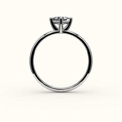 Anillo solitario de corte princesa con brújula