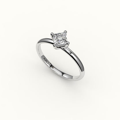 Anillo solitario de corte princesa con brújula