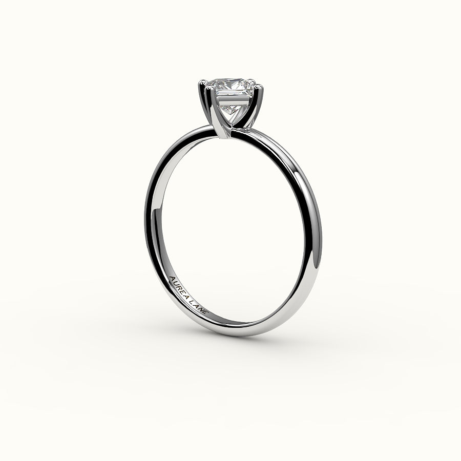 Anillo solitario de corte princesa con brújula