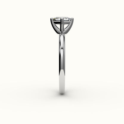 Anillo solitario de corte princesa con brújula
