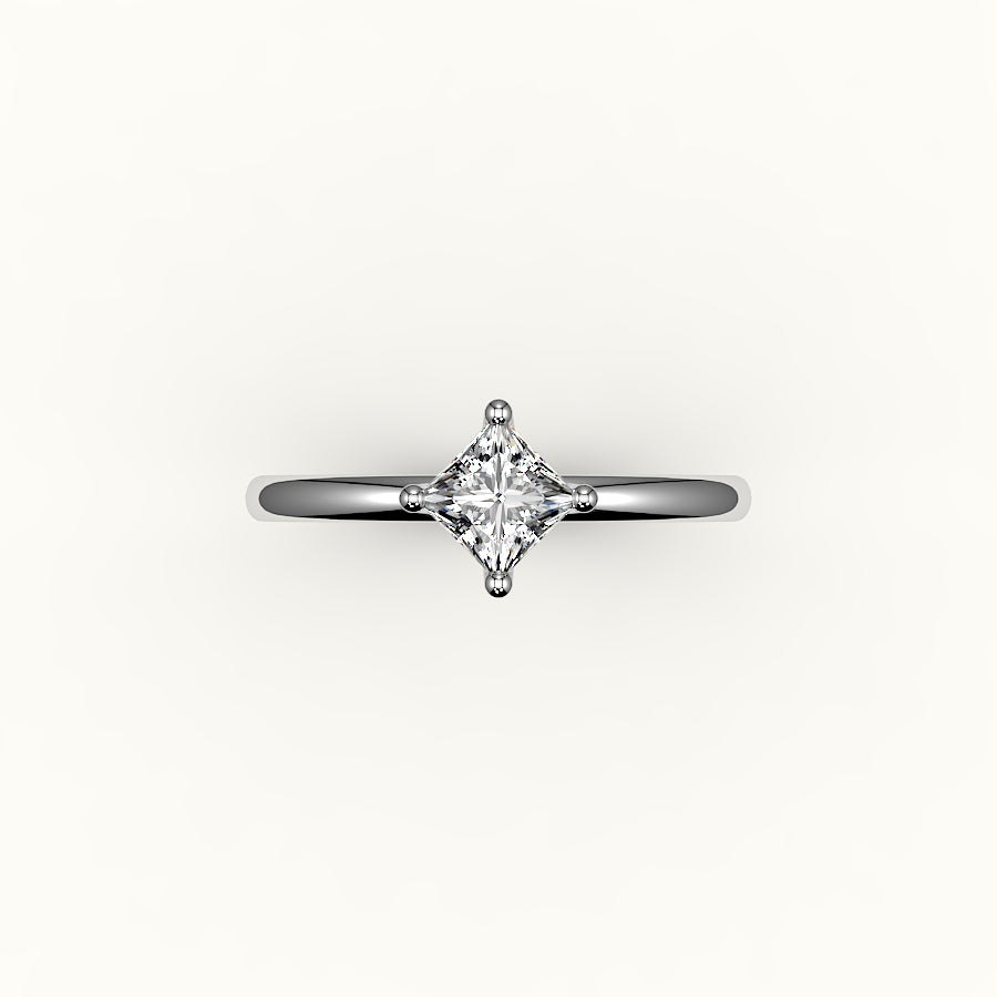 Anillo solitario de corte princesa con brújula