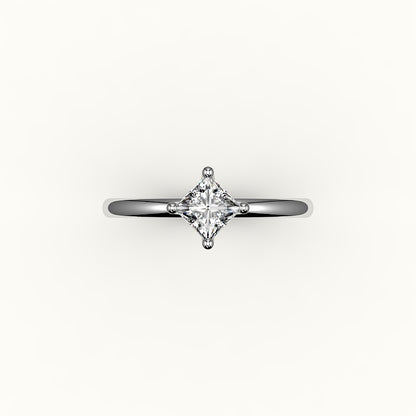 Anillo solitario de corte princesa con brújula