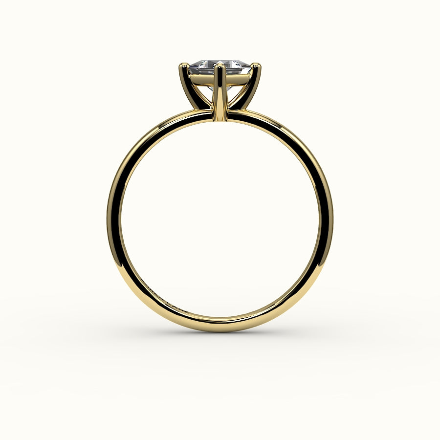 Anillo solitario de corte princesa con brújula