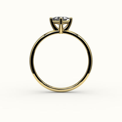 Anillo solitario de corte princesa con brújula