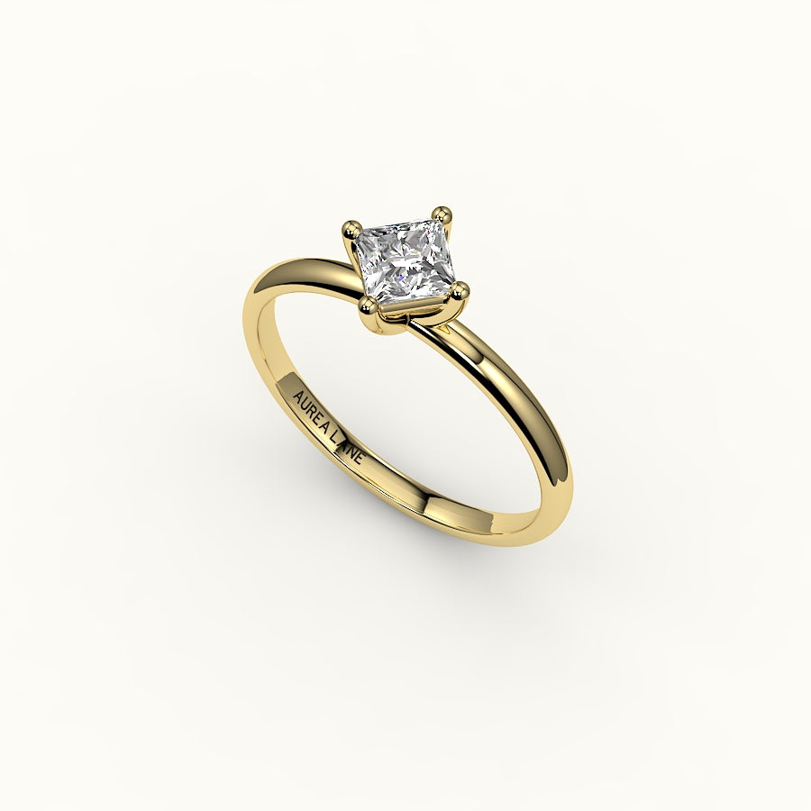 Anillo solitario de corte princesa con brújula