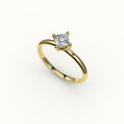 Anillo solitario de corte princesa con brújula