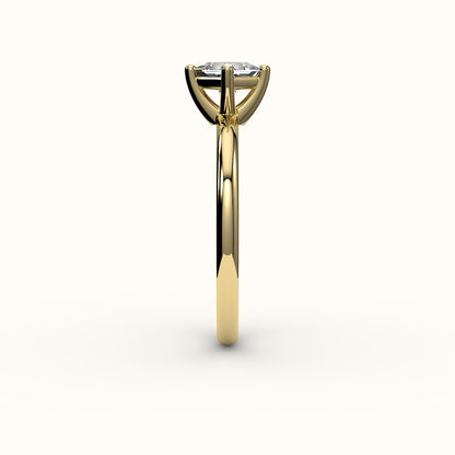 Anillo solitario de corte princesa con brújula