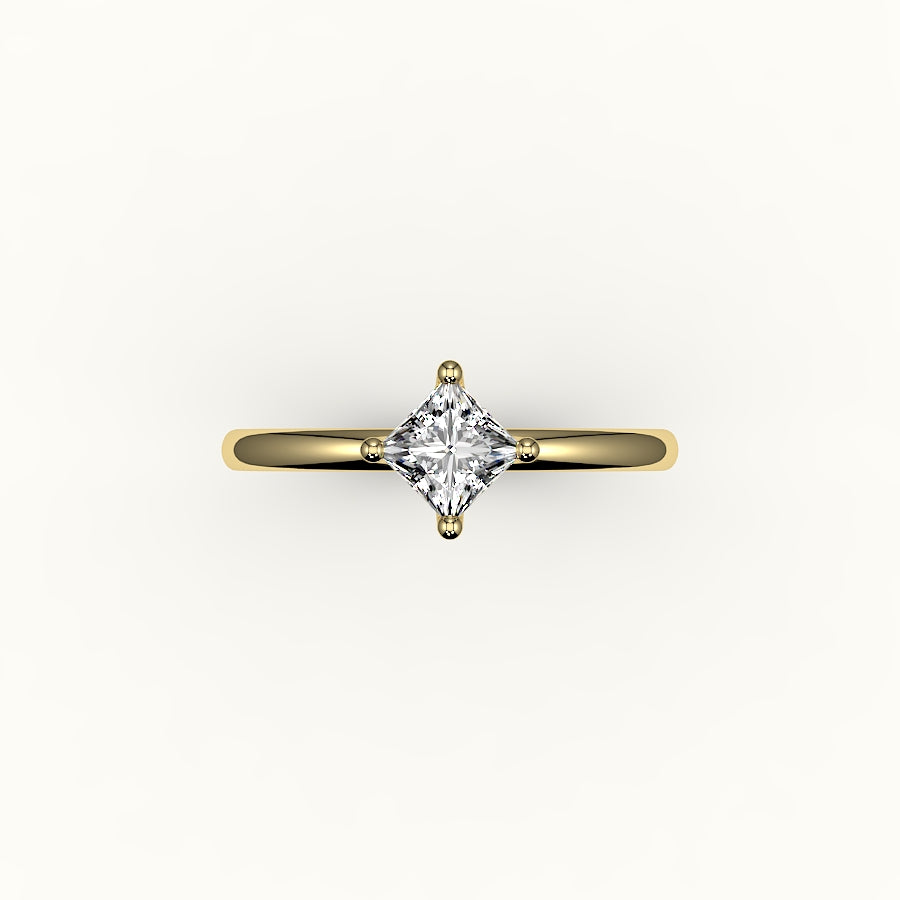 Anillo solitario de corte princesa con brújula