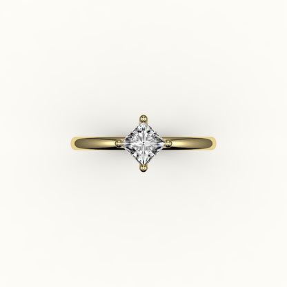 Anillo solitario de corte princesa con brújula