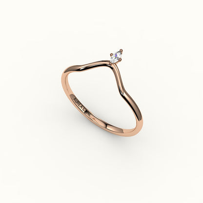 Banda curva de diamantes en forma de V de talla marquesa