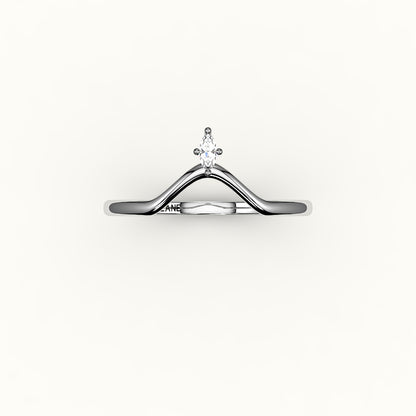 Banda curva de diamantes en forma de V de talla marquesa