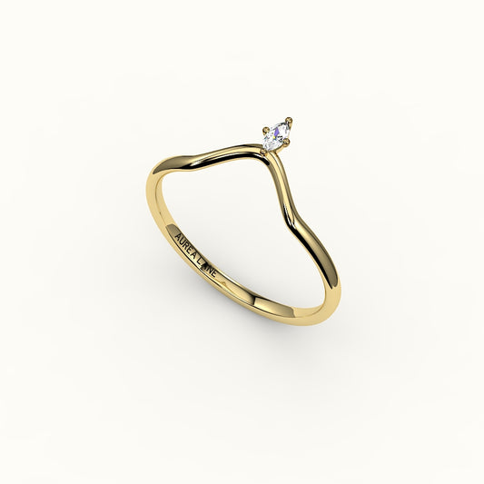 Banda curva de diamantes en forma de V de talla marquesa