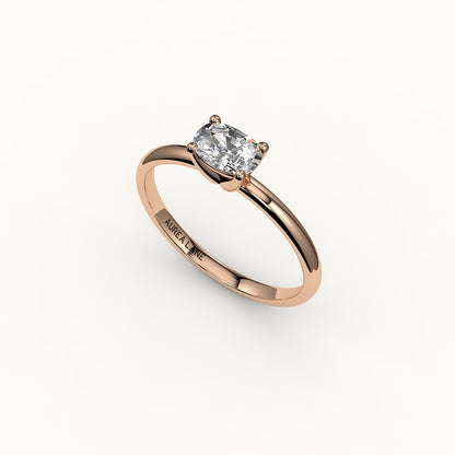 Anillo solitario con engaste de cojín alargado este-oeste