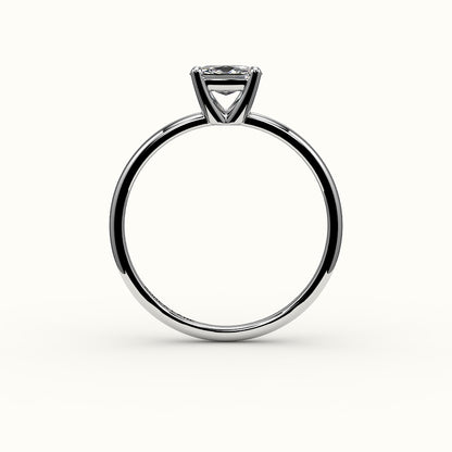 Anillo solitario con engaste de cojín alargado este-oeste