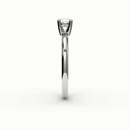 Anillo solitario con engaste de cojín alargado este-oeste