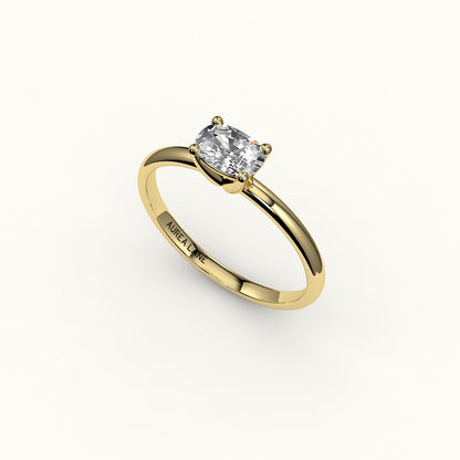 Anillo solitario con engaste de cojín alargado este-oeste