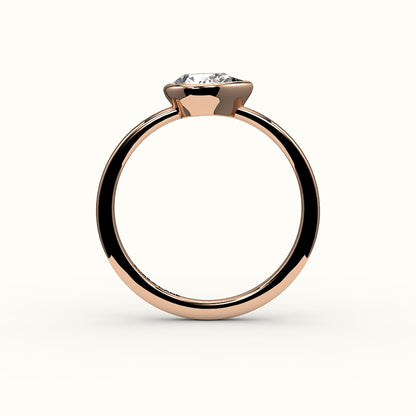 Engaste de anillo con bisel de corte de pera este-oeste