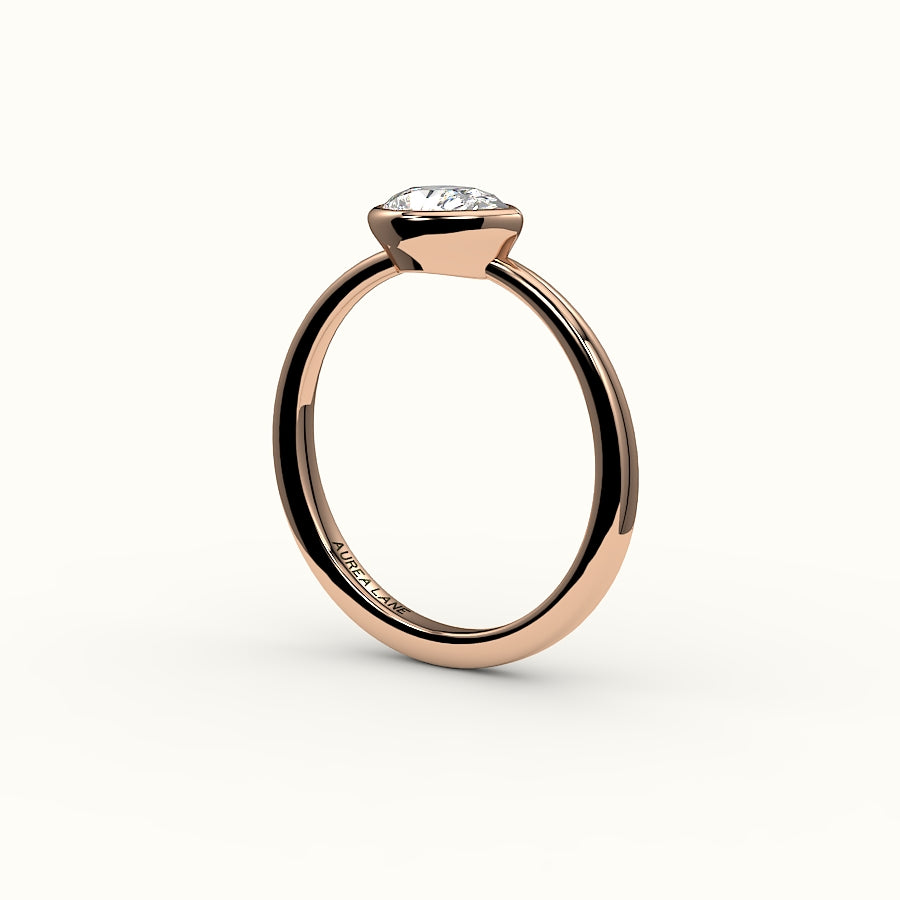 Engaste de anillo con bisel de corte de pera este-oeste