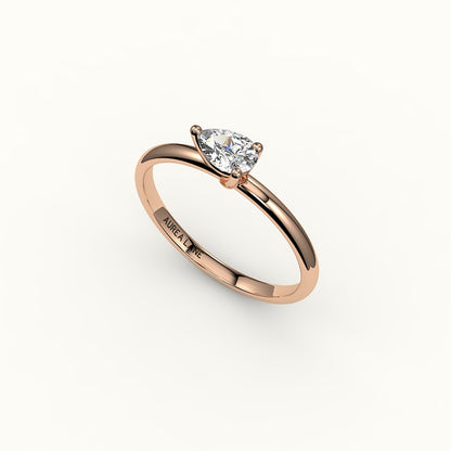 Engaste de anillo solitario de corte pera este-oeste