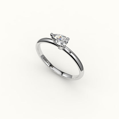 Engaste de anillo solitario de corte pera este-oeste