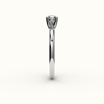 Engaste de anillo solitario de corte pera este-oeste
