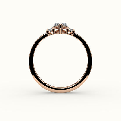 Engaste de tres piedras con talla marquesa y baguettes verticales