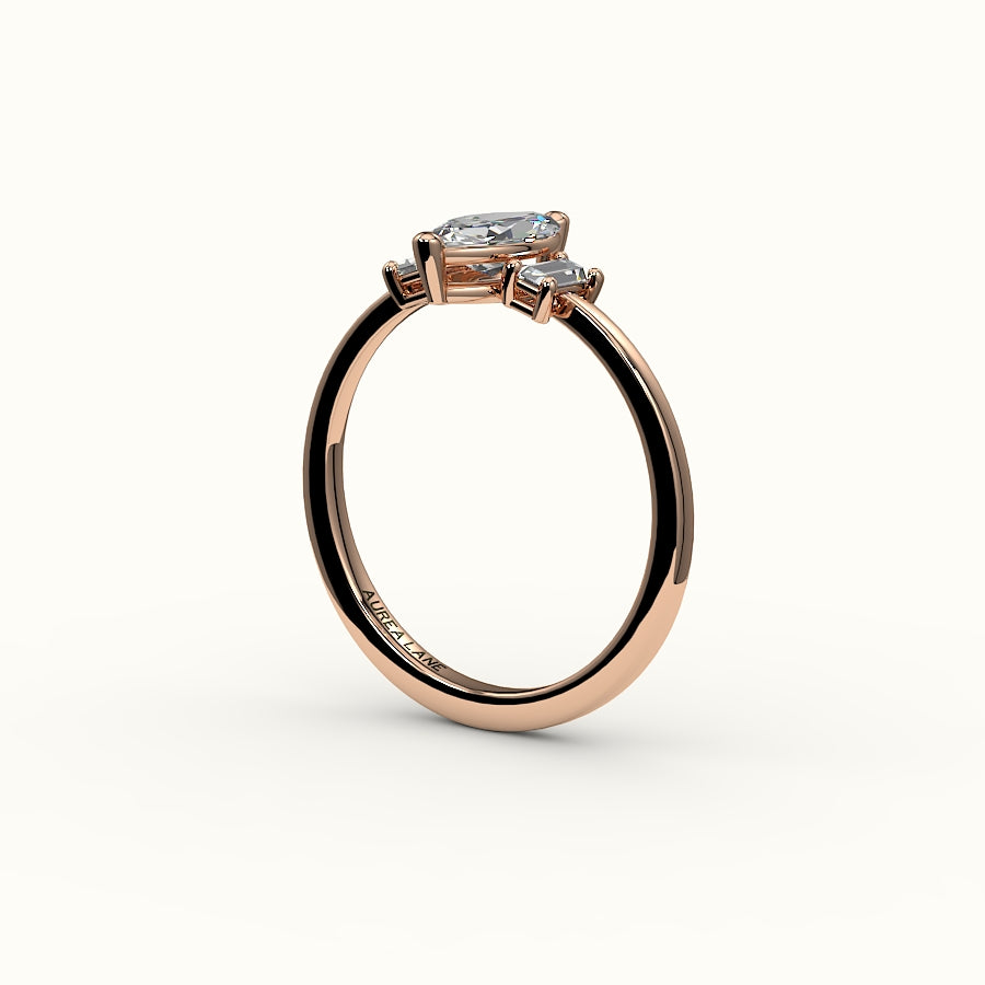 Engaste de tres piedras con talla marquesa y baguettes verticales