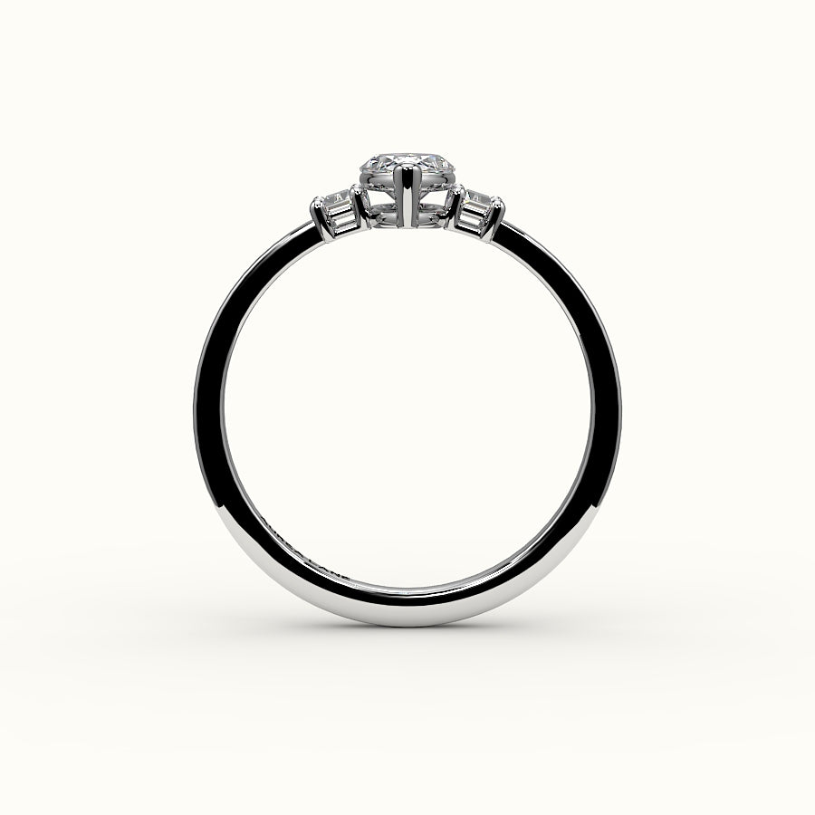 Engaste de tres piedras con talla marquesa y baguettes verticales