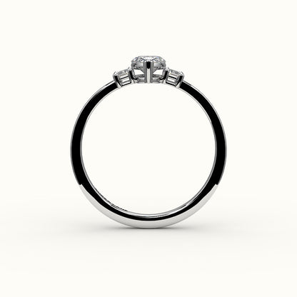 Engaste de tres piedras con talla marquesa y baguettes verticales