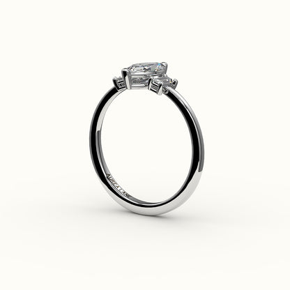Engaste de tres piedras con talla marquesa y baguettes verticales