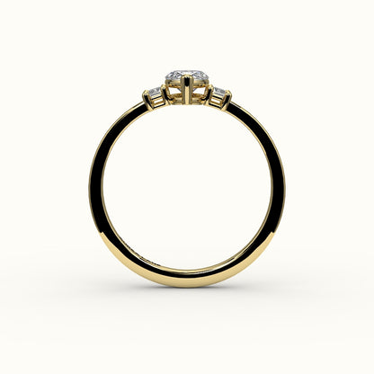 Engaste de tres piedras con talla marquesa y baguettes verticales