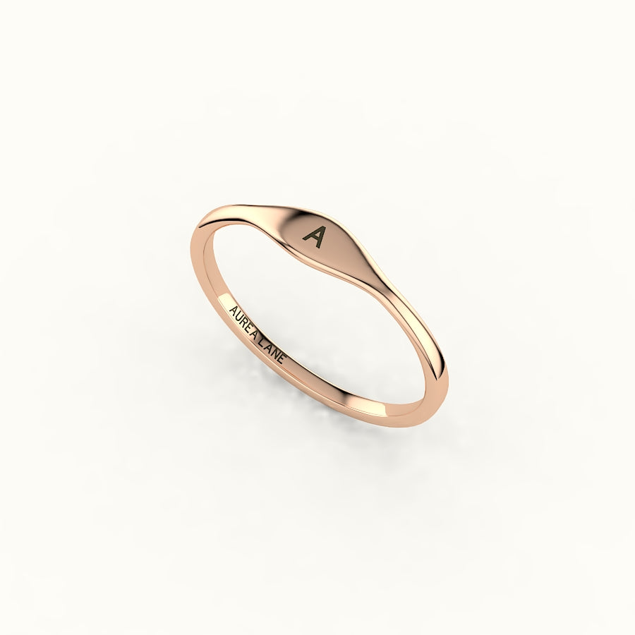 Anillo de sello con inicial moderna