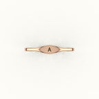 Anillo de sello con inicial moderna