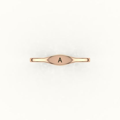 Anillo de sello con inicial moderna