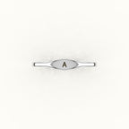 Anillo de sello con inicial moderna