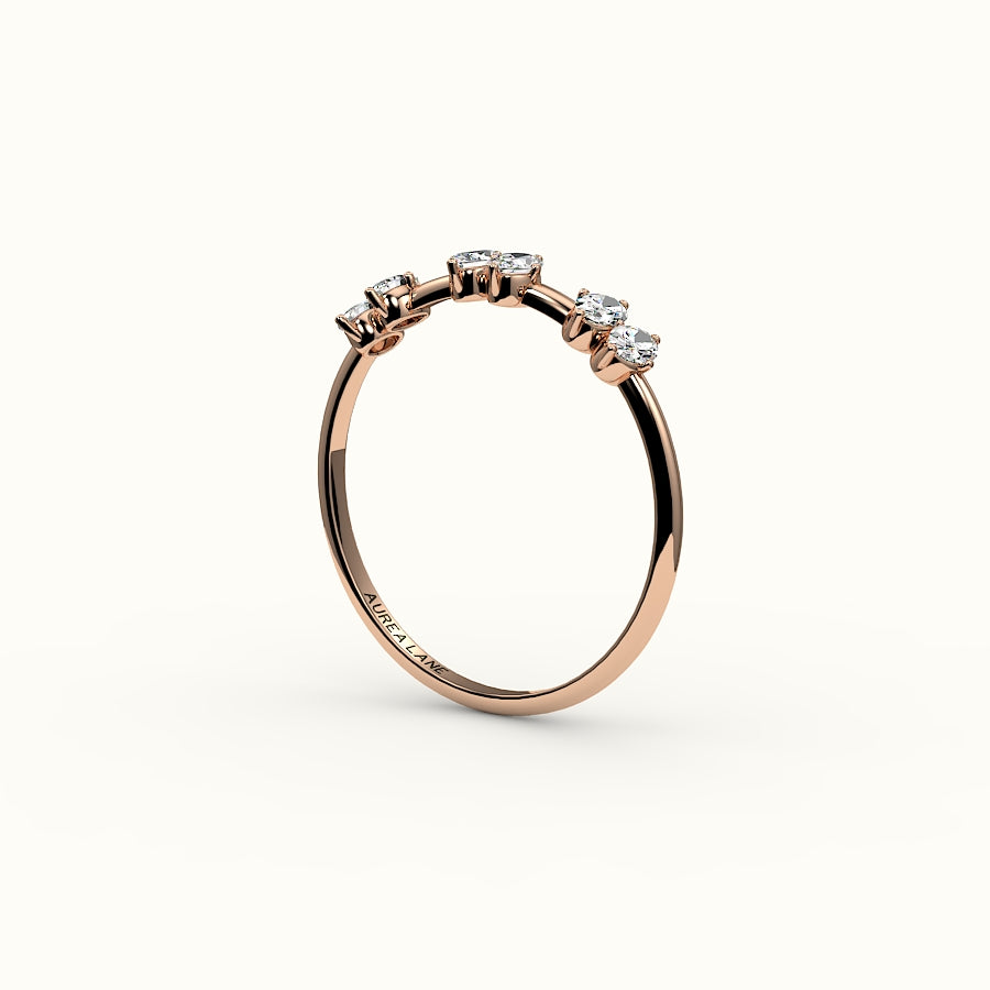 Banda de diamantes ovalados salteados