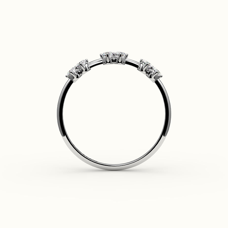 Banda de diamantes ovalados salteados