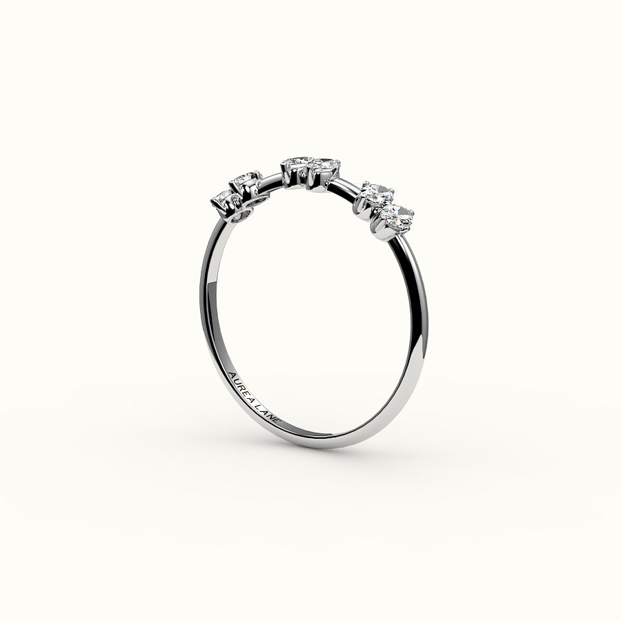 Banda de diamantes ovalados salteados