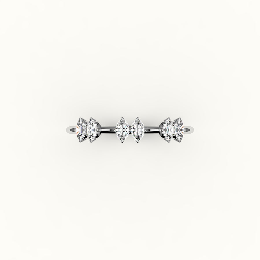 Banda de diamantes ovalados salteados