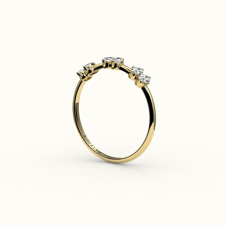 Banda de diamantes ovalados salteados