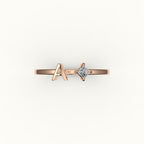 Anillo de diamantes y inicial de corte princesa con brújula