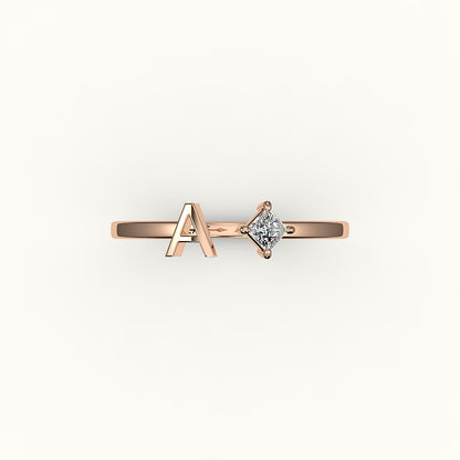 Anillo de diamantes y inicial de corte princesa con brújula