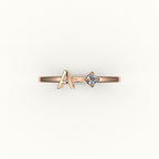 Anillo con inicial de corte redondo y diamantes