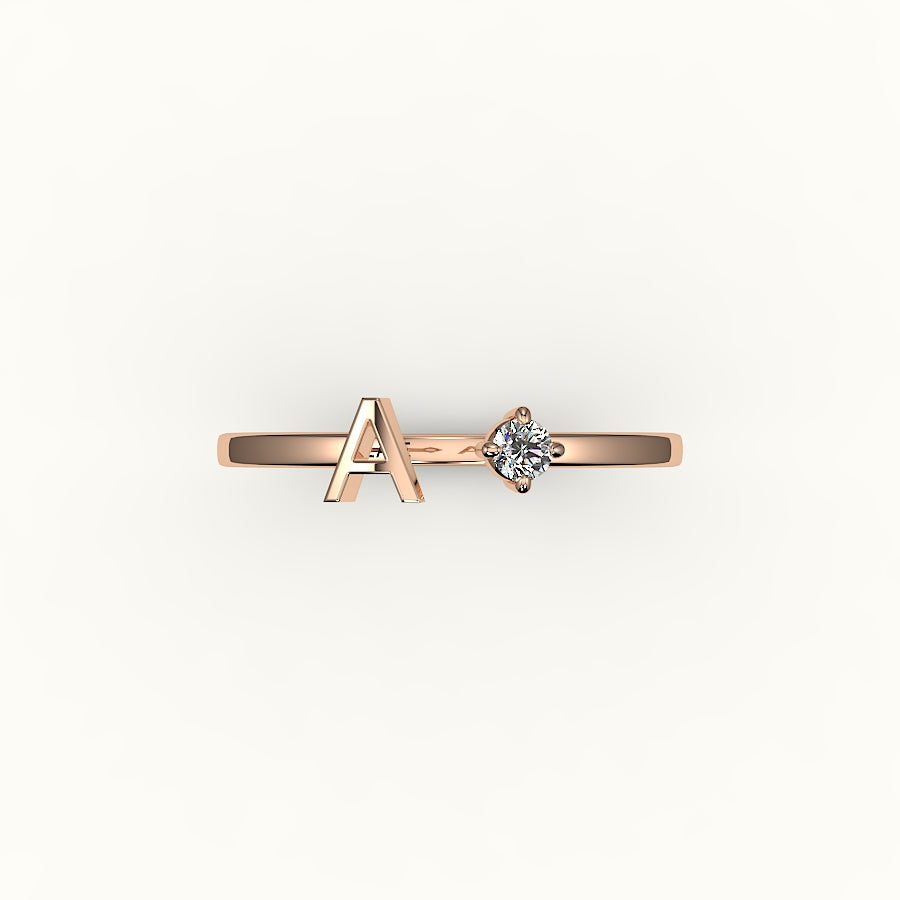 Anillo con inicial de corte redondo y diamantes